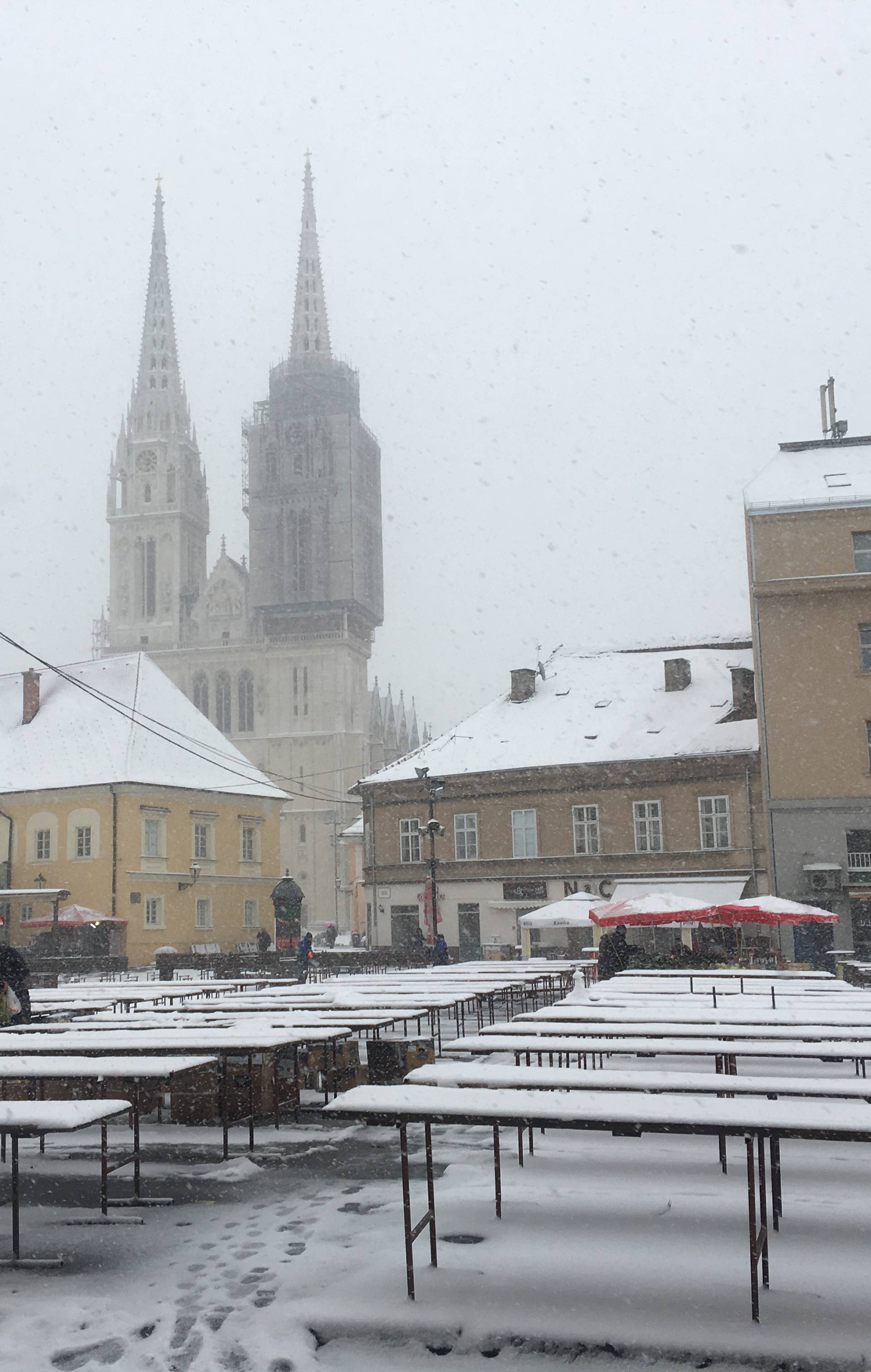 HGSS nepokretnom muškarcu kod Gračaca donio hranu i drva