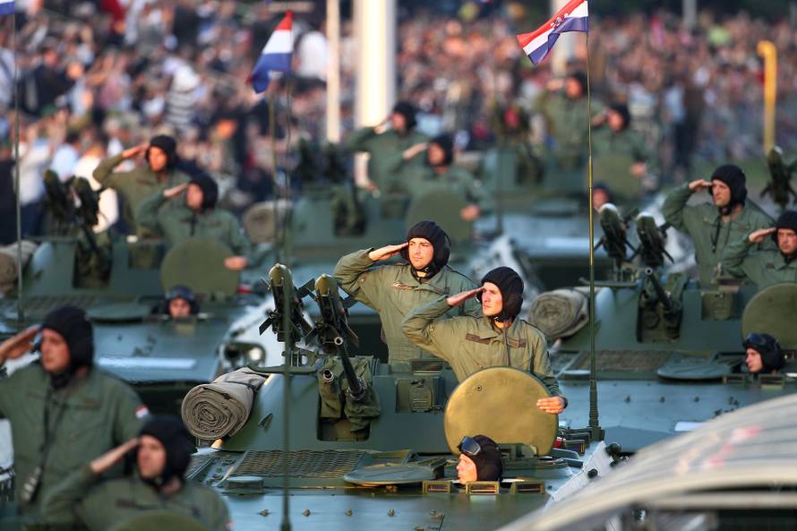 ARHIVA - Na današnji dan 2015. u Zagrebu održan veliki vojni mimohod