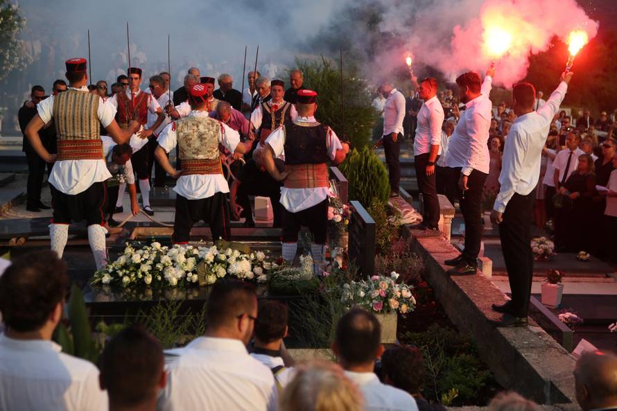 Tisuće ljudi na sprovodu: Oliver je pokopan uz bakljadu Torcide