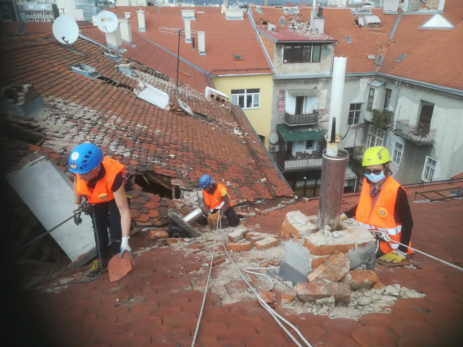Dame su ušle u gojzerice, stavile kacige i popele se na krovove da pomognu Zagrebu