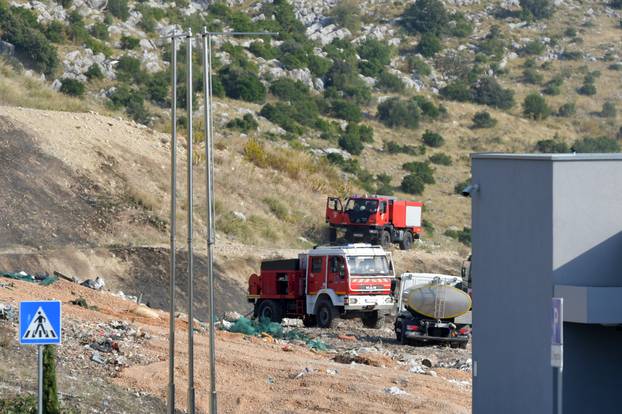 Sibeik: Pozar na odlagalistu otpada Bikarac gasi nekoliko vatrogasnih vozila