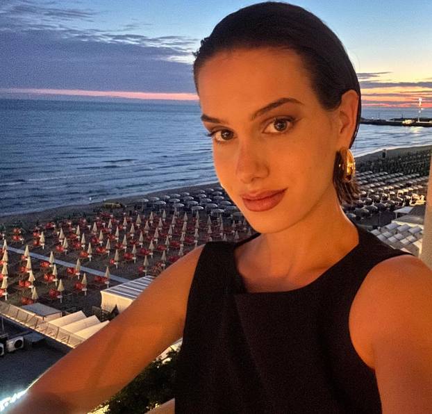 FOTO Zgodna stjuardesa hitno traži muža: Sama sam već 3 godine, želim da bude stariji...