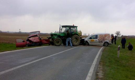 Pretjecala traktor, udarila Caddy i teško se ozlijedila