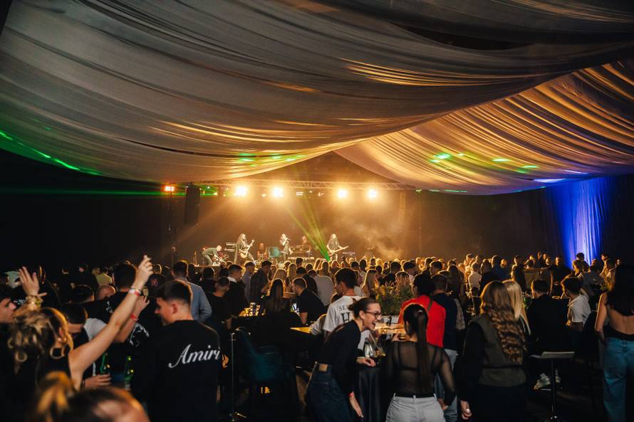 Spektakl za pamćenje – Aca Lukas i Mira Škorić zapalili Globus na Velesajmu!