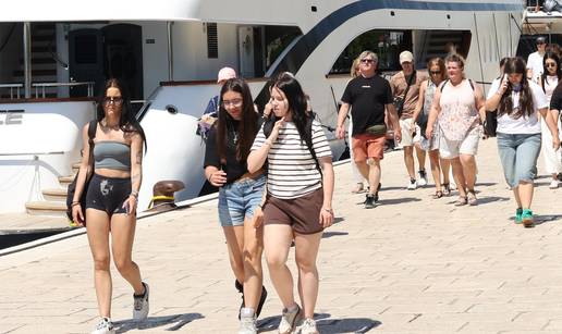 FOTO Otvorena je ljetna sezona: Turisti stigli u &Scaron;ibenik...