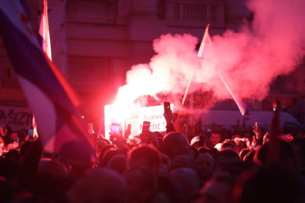 Veliki prosvjed u Zagrebu protiv COVID potvrda okupio tisuće prosvjednika