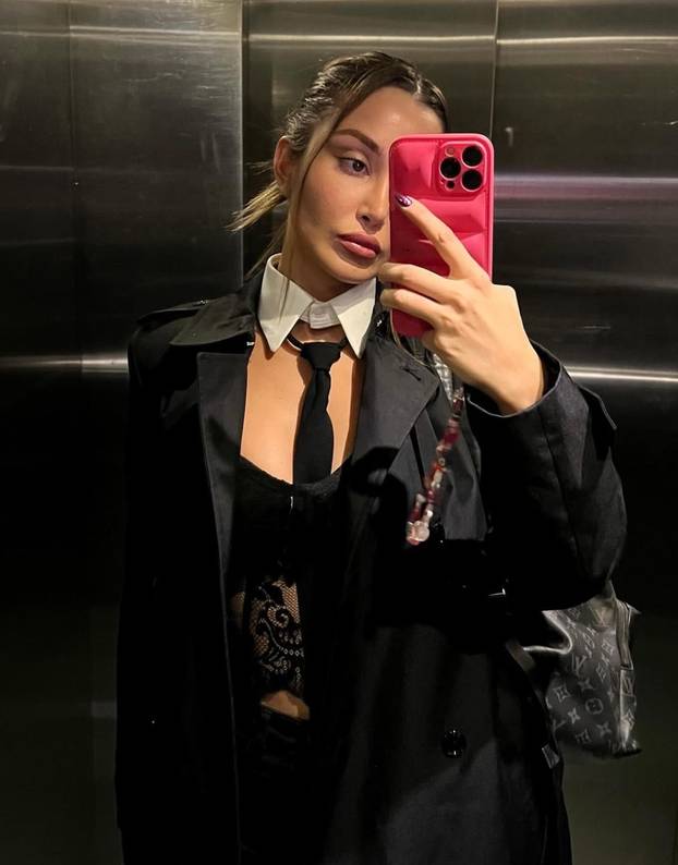 FOTO Prelijepa DJ-ica koja tvrdi da je bila liječnica obožava pokazivati tijelo u badiću