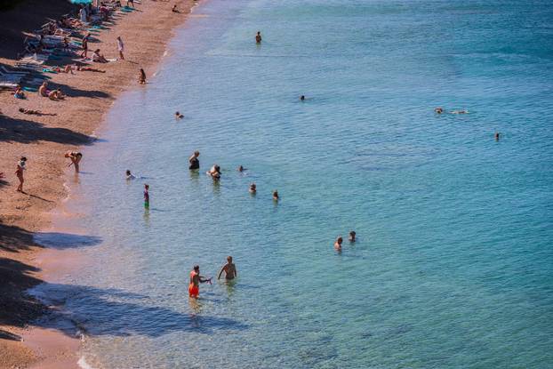 Olujna bura i jutro na plaži Zlatni rat