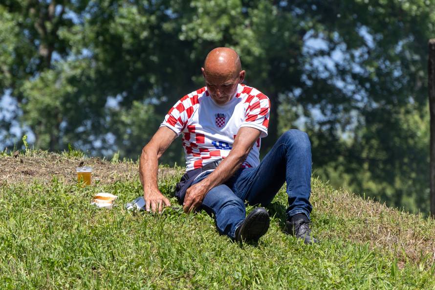 Osijek. Podjela graha na lijevoj obali Drave na Praznik rada