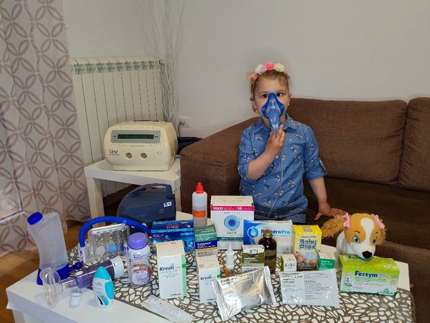 Eva Ramljak (3.5 godine) provodi svoju svakodnevnu terapiju. Cistična fibroza joj je dijagnosticirana sa 6 mjeseci