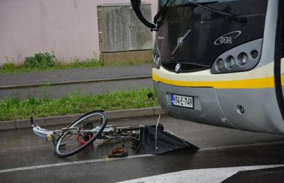 Biciklistica (15) teško stradala u naletu autobusa kod Osijeka