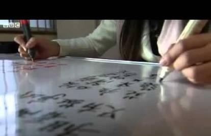 Piše s dvije ruke istovremeno i to na kineskom i na engleskom