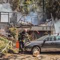FOTO Gorjela drvena ku&cacute;a, vatra se pro&scaron;irila na auto i dio &scaron;ume, mu&scaron;karac zavr&scaron;io u bolnici