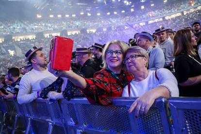 FOTO Miroslav Škoro hitovima okupio stare i mlade, evo kakva je atmosfera u Areni Zagreb...