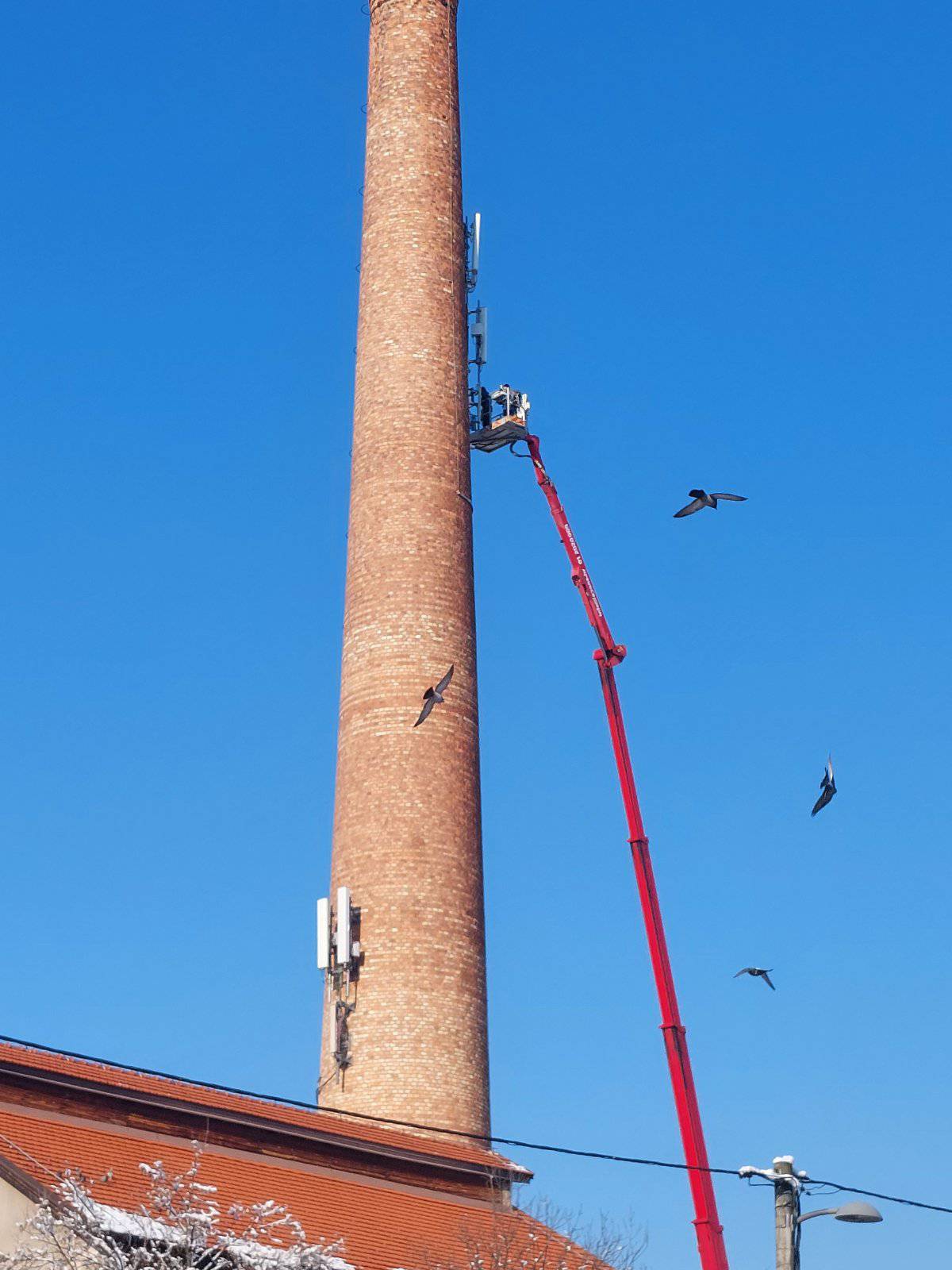 FOTO Počele pripreme: Ručno će rušiti oštećeni dimnjak visok 56 metara u KBC Sestre milosrdnice