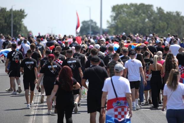 Zagreb: Tisuće fanova Thompsona prolazi Mostom mladosti koji je zatvoren za promet