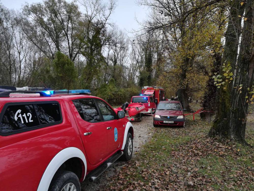 Sletio automobilom u jezero, vatrogasci mu spasili život