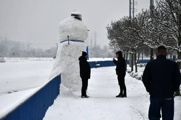 FOTO Slavonski Brod dobio ogromnog snjegovića: Visok je gotovo tri i pol metra