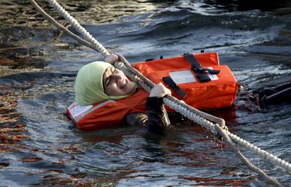 Prevrnula se barka, utopile se 22 izbjeglice u Egejskom moru