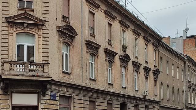 U sudaru u Zagrebu jedan vozač naletio na stup i na pješaka