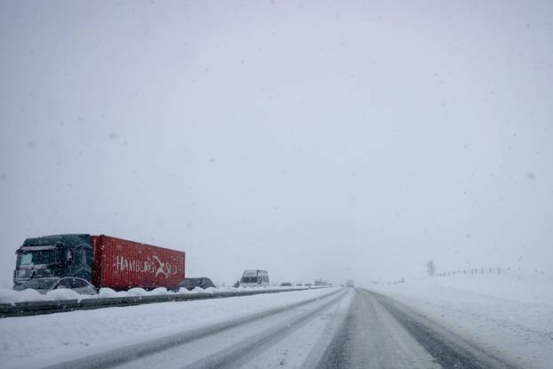 Gospić: Zbog gustog snijega otežani uvjeti vožnje na autocesti