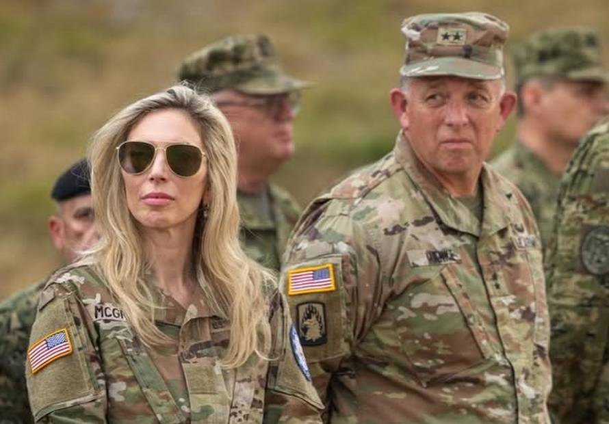 FOTO Pogledajte američku veleposlanicu u Slunju, dijelila obroke vojnicima na vježbi