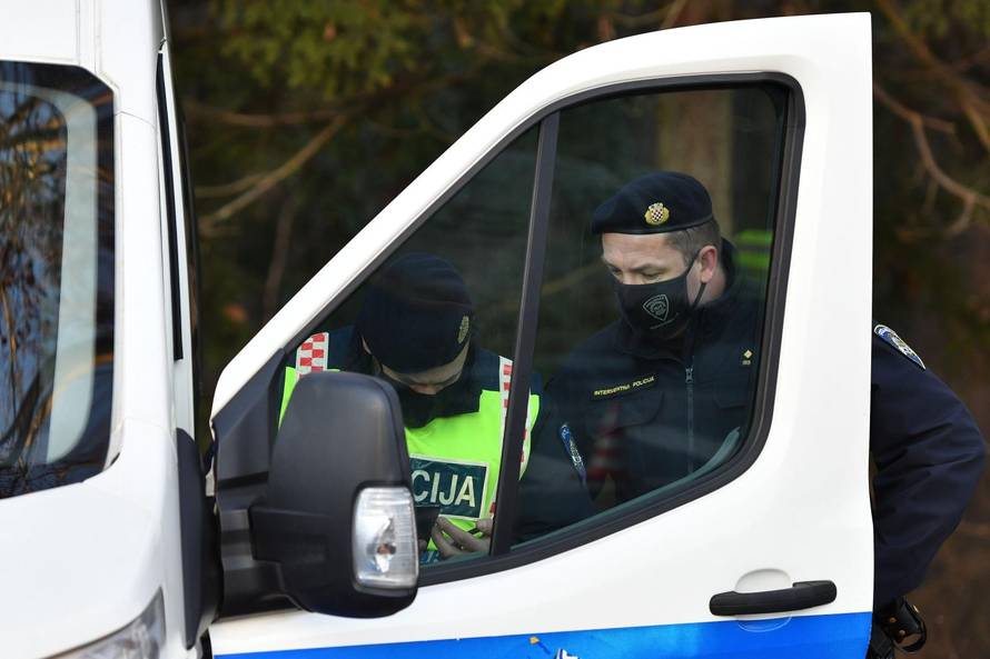Policija na punktovima diljem Hrvatske provjerava propusnice