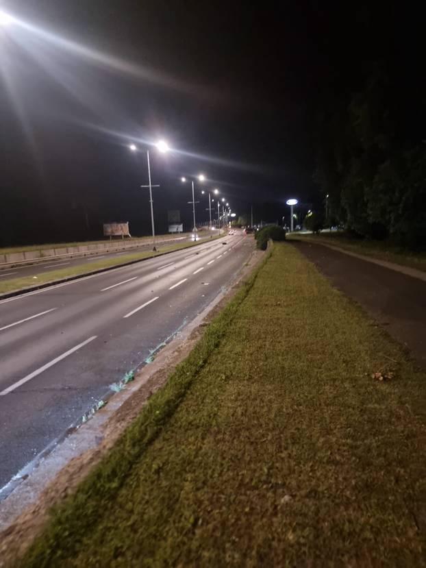FOTO UŽASA Smrskani BMW na stupu, razbijeni Audi. Izvlačili ženu, muškarac visio s auta