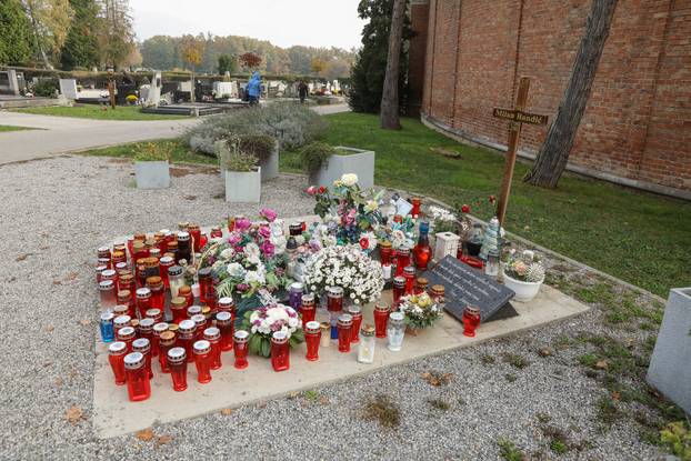 Zagreb: Grob Milana Bandića pun svijeća uoči blagdana Svih svetih