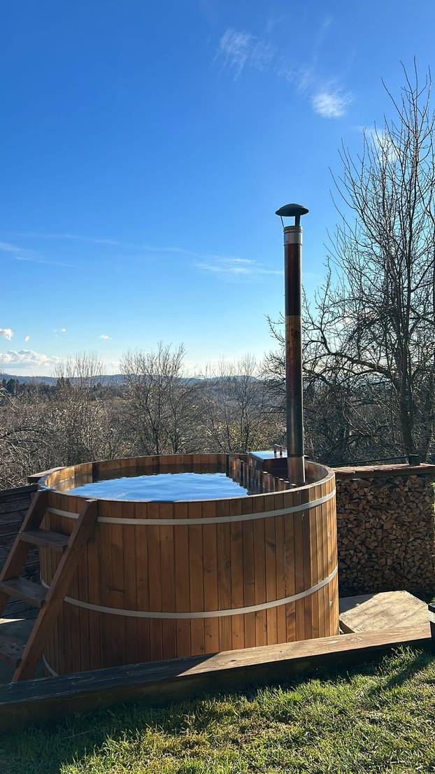 FOTO Ova kuća blizu Zagreba pravi je raj - filmove možete gledati iz bačve za kupanje!