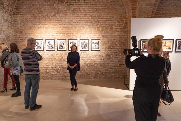Osijek: Svečano otvorenje izložbe fotografija fotoreporterke Pixsella Emice Elveđi "Srce za Afriku"