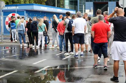 Svi žele na derbi: Dugački redovi na Maksimiru od jutra