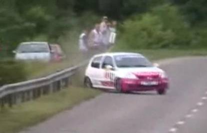 Rally: Automobil sletio sa staze i u zraku se okrenuo