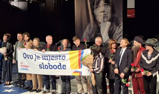 Zastava 'Ovo je mjesto slobode' na naklonu premijere u ZKM-u