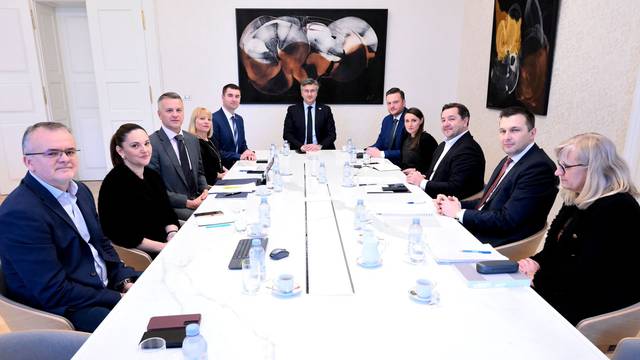 Plenković sazvao sastanak zbog zaokruživanja cijena: 'Uvođenje eura nije razlog za veće cijene'