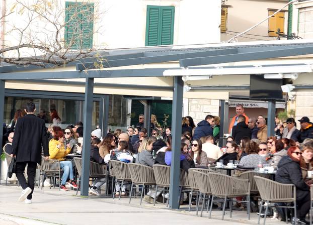 Šibenik: Nakon kiše i bure Šibenčani iskoristili sunčan dan za šetnju uz more i kavu prije ručka