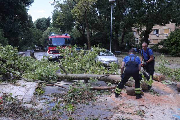 Nevrijeme poharalo Split, vatrogasci imaju pune ruke posla