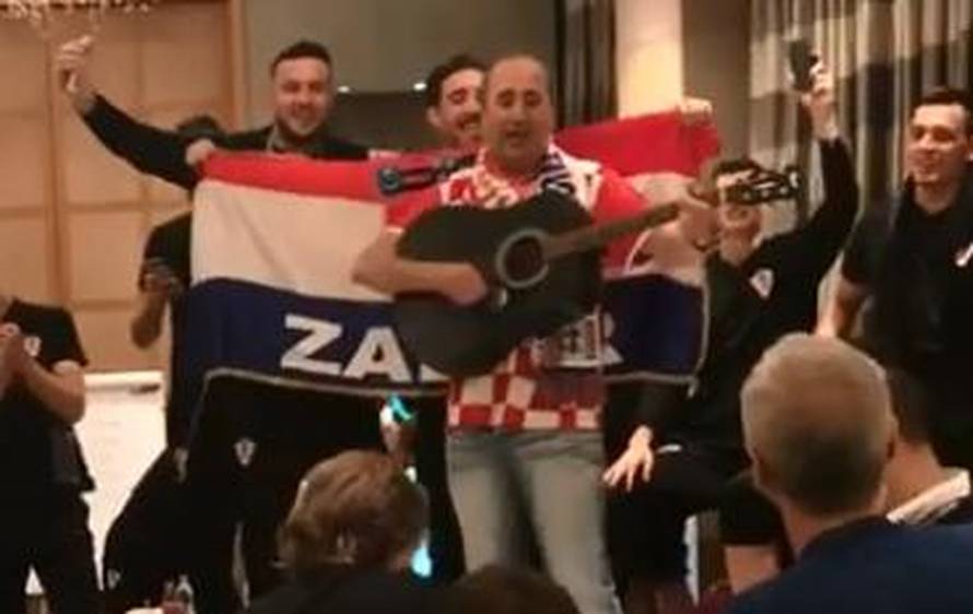Vatreni koncert: Grdović svira, igrači pjevaju, izbornik snima...
