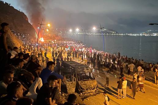 VIDEO Sulude brojke: U Ceutu je u&scaron;lo vi&scaron;e od 49.000 migranata. Poja&ccaron;ali osiguranje na granici