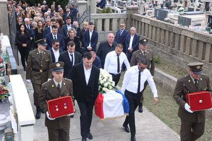 FOTO Posljednji ispraćaj Ante Ćorušića na groblju u Lovreću