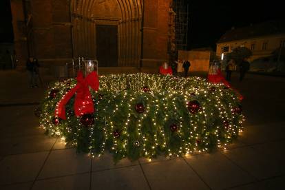 Svijeća nade je upaljena u svim gradovima, pogledajte kako su ukrašeni za ovogodišnji Advent