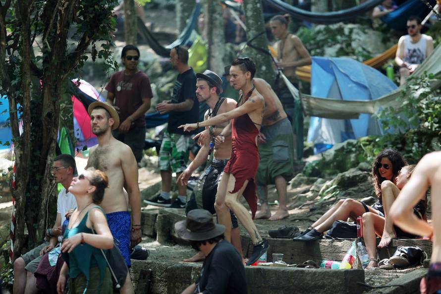 Gole grudi i psihodelija: Počeo Momento Demento na Mrežnici