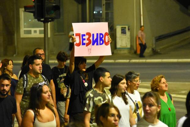 Niš: Ispred Osnovnog suda održan je prosvjed podrške pod nazivom "Svi smo mi Nikolina"