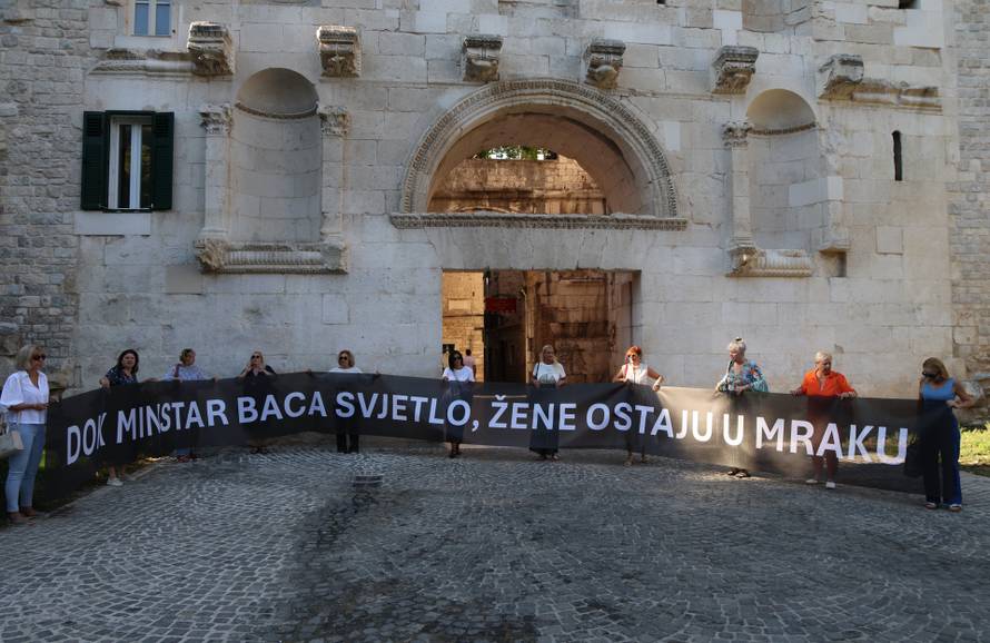 Split: Održana akcija "Dok ministar baca svjetlo, žene ostaju u mraku"