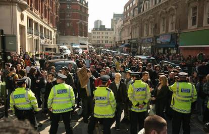 Krvavi London: Policajca prosvjednik tukao šipkom  