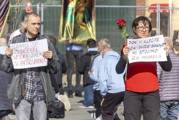 Osijek: Molitelji i protuprosvjednici okupili se ispred konkatedrale