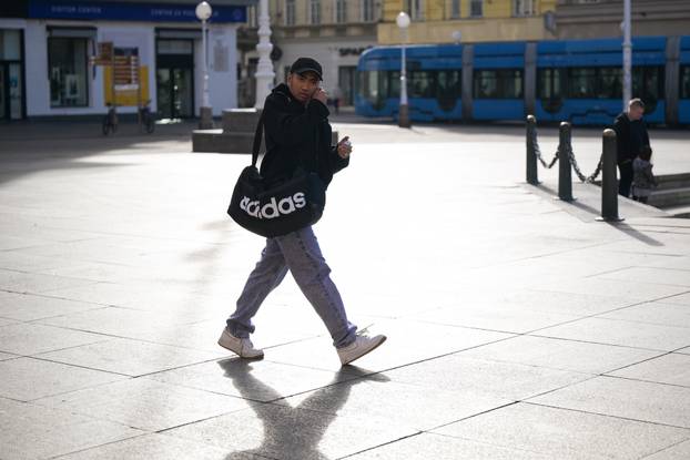 Zagreb: Iznimno toplo vrijeme izmamilo građane u šetnju gradom