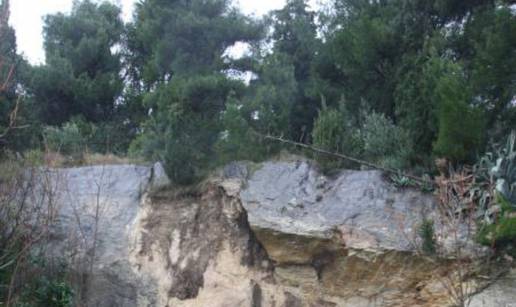 Više od 20 kubika stijena se srušilo na igralište u Splitu