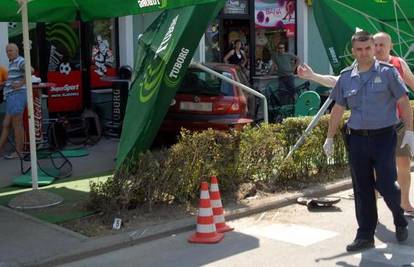 Autom je uletio na terasu kafića i "pokosio" goste