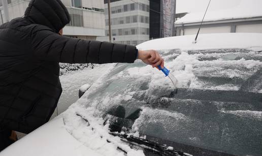 Karton, čarape i trikovi koji će pomoći u čišćenju leda s auta